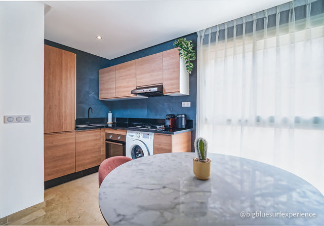 Kitchenette of the BigBlue Bay Duplex with hob, oven and washing machine