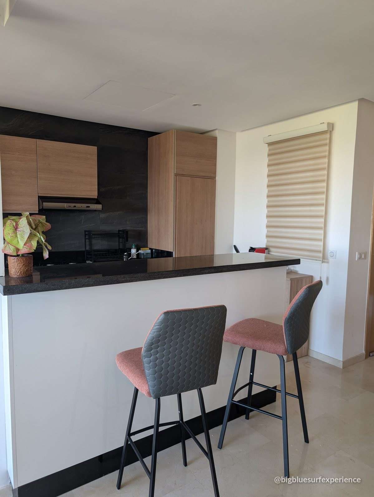 Kitchen of the BigBlue Bay Studio with a black granite breakfast bar and two stools